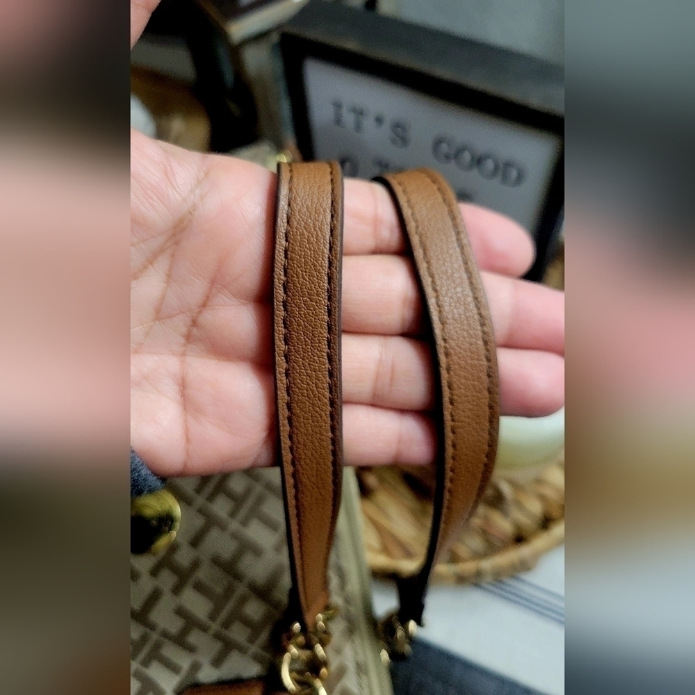 Tommy Hilfiger Large Logo Purse Beige Gold Accents Tote Handbag. - Picture 3 of 10